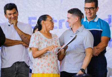 Prefeito David Almeida entrega 403 títulos definitivos no Novo Reino 1 e reforça maior programa de regularização fundiária da história de Manaus