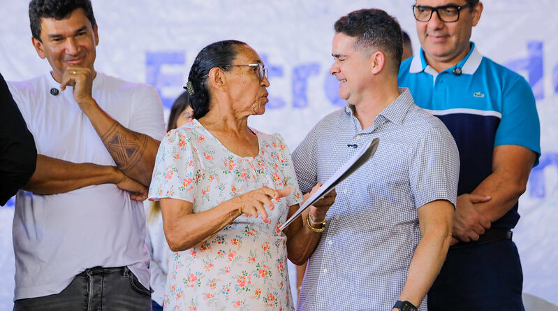 Prefeito David Almeida entrega 403 títulos definitivos no Novo Reino 1 e reforça maior programa de regularização fundiária da história de Manaus