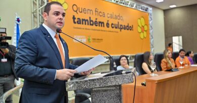 Presidente Roberto Cidade alerta estudantes sobre crimes sexuais e virtuais, durante ação do Maio Laranja, na Aleam