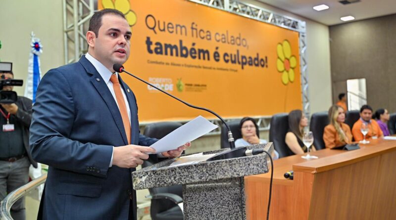 Presidente Roberto Cidade alerta estudantes sobre crimes sexuais e virtuais, durante ação do Maio Laranja, na Aleam