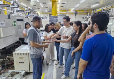 Estudantes dos cursos de Administração e Direito conhecem processos produtivos de injeção plástica e motocicletas no PIM