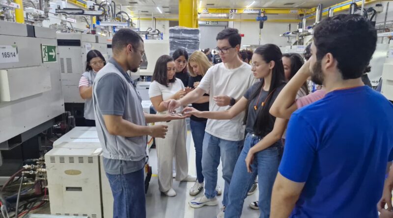 Estudantes dos cursos de Administração e Direito conhecem processos produtivos de injeção plástica e motocicletas no PIM