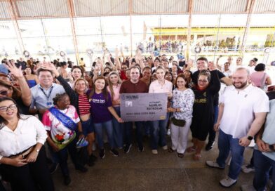 Na véspera do Dia das Mães, governador Roberto Cidade entrega 983 cartões do Auxílio Estadual para mulheres da capital