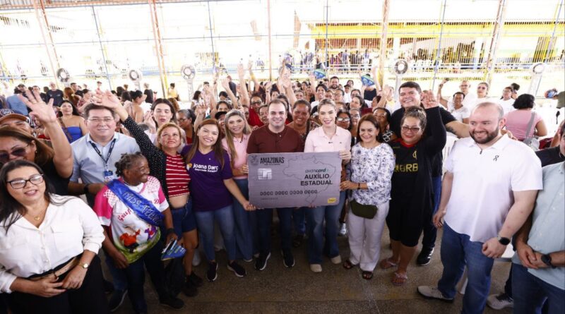 Na véspera do Dia das Mães, governador Roberto Cidade entrega 983 cartões do Auxílio Estadual para mulheres da capital