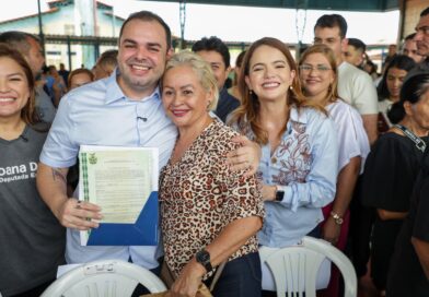 “Agora tem registro”, comemora moradora do Monte das Oliveiras ao receber título definitivo registrado em cartório