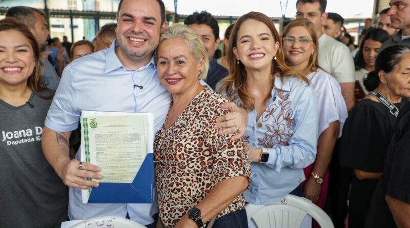 “Agora tem registro”, comemora moradora do Monte das Oliveiras ao receber título definitivo registrado em cartório