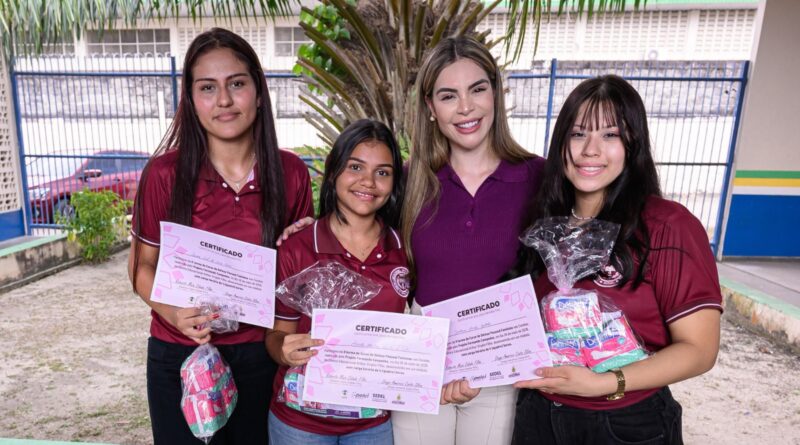 Primeira-dama Thaisa Cidade participa de ação de dignidade menstrual e cidadania para estudantes da rede estadual