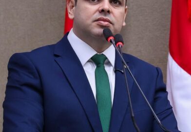 Governador Roberto Cidade entrega kits escolares, alimentação e livros para alunos da Escola Estadual Professor Ernane Nascimento Simão, no Grande Vitória