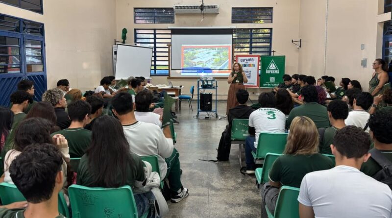 Suframa leva conhecimento sobre a Zona Franca a estudantes da centenária Escola Estadual Solon de Lucena