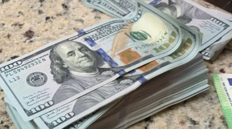 Dólar abre dia em queda, após petróleo disparar com conflito EUA x Irã