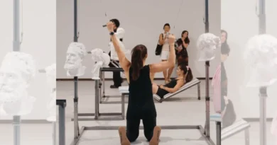Museu transforma esculturas em halteres para a prática de musculação