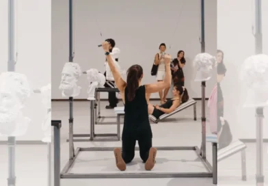Museu transforma esculturas em halteres para a prática de musculação
