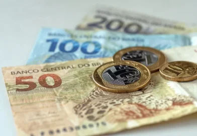 Governo refaz cálculo e estima salário mínimo de R$ 1.741 em 2027