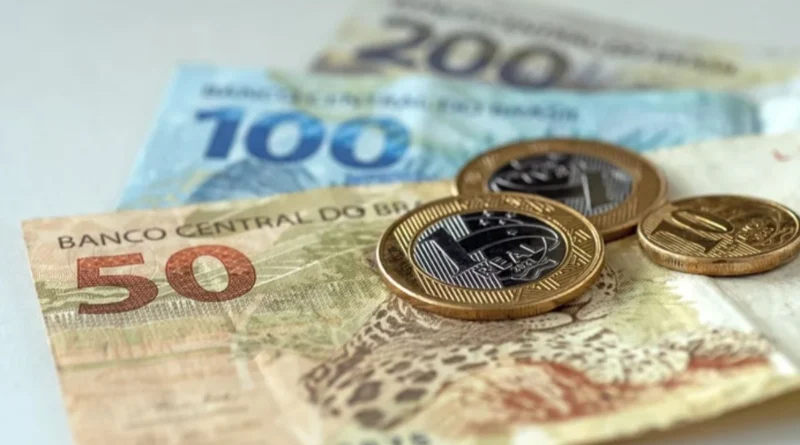 Governo refaz cálculo e estima salário mínimo de R$ 1.741 em 2027