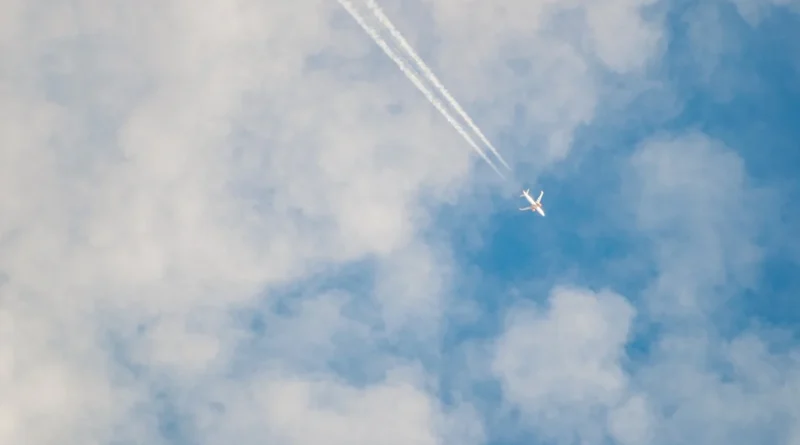 Reino Unido vai mudar a rota de aviões para frear aquecimento global