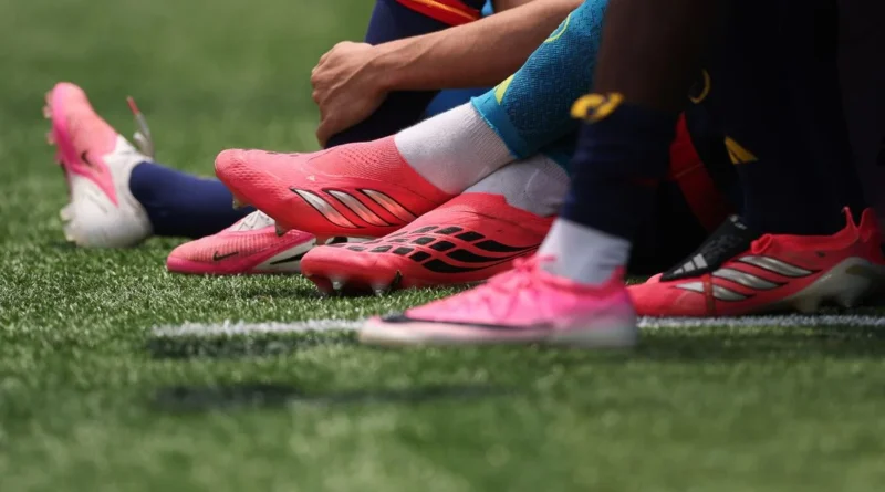 Adidas se desculpa por polêmica com chuteiras rosas na Copa do Mundo