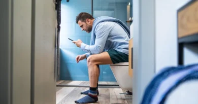 Celular no banheiro prolonga evacuação e aumenta o risco de problemas anais