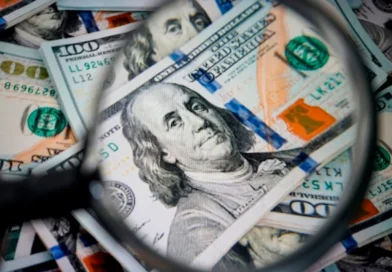 Dólar mantém-se estável com recuo do petróleo e apesar de alta do IPCA-15
