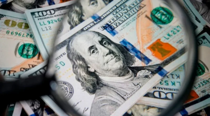 Dólar mantém-se estável com recuo do petróleo e apesar de alta do IPCA-15