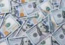 Dólar abre em trajetória de queda e se mantém abaixo de R$ 5