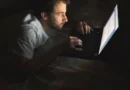 Posição inadequada e horas na frente do computador sobrecarregam os ombros