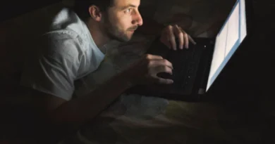 Posição inadequada e horas na frente do computador sobrecarregam os ombros