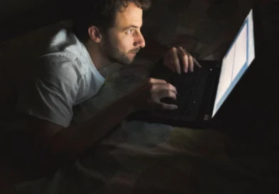 Posição inadequada e horas na frente do computador sobrecarregam os ombros