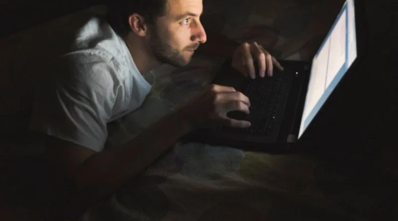 Posição inadequada e horas na frente do computador sobrecarregam os ombros
