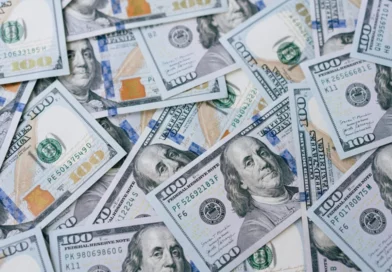 Dólar abre em trajetória de queda e se mantém abaixo de R$ 5