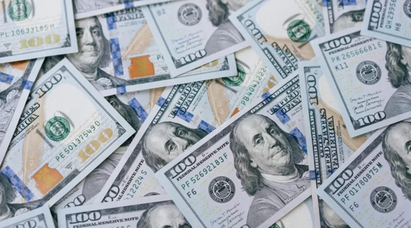 Dólar abre em trajetória de queda e se mantém abaixo de R$ 5